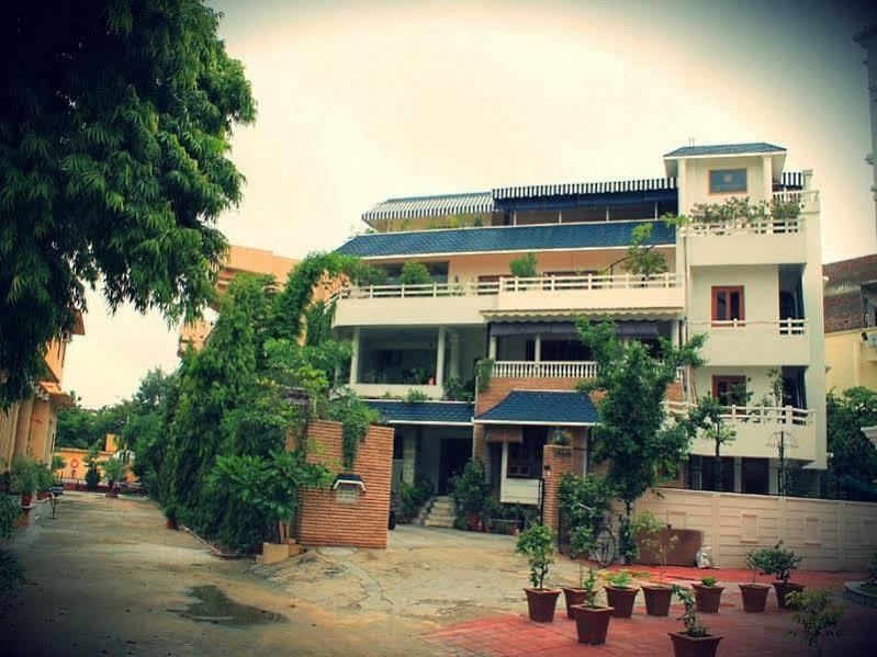 ג'איפור Giri Homestay By Vista Rooms מראה חיצוני תמונה